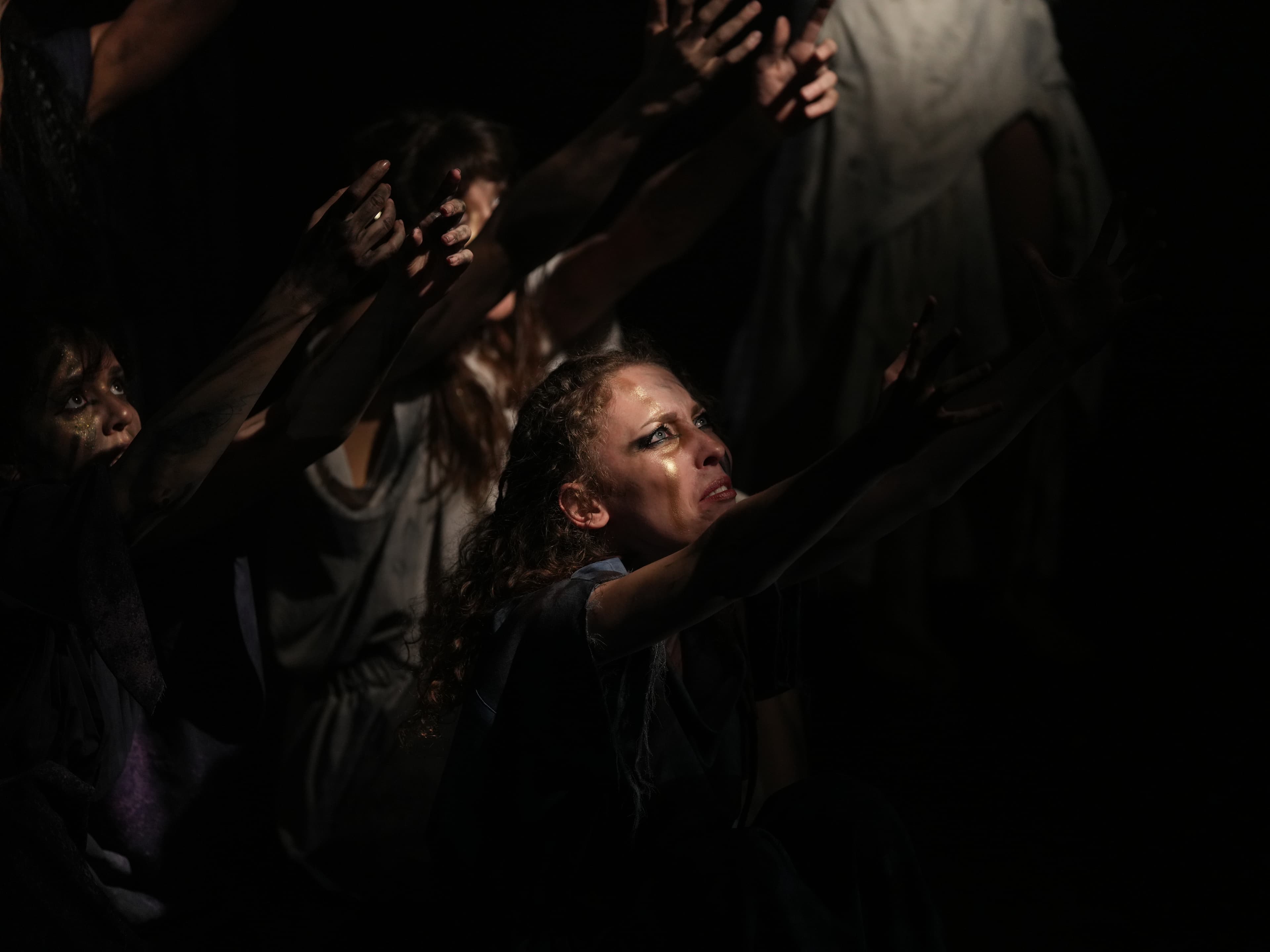 Bir Troya Hikayesi performer group in low-light composition