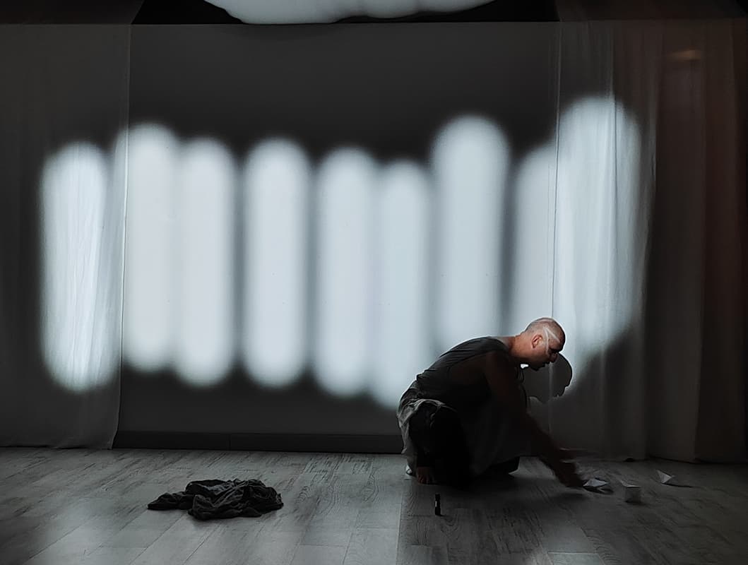 DIDO Tour stage projection with text and side panels