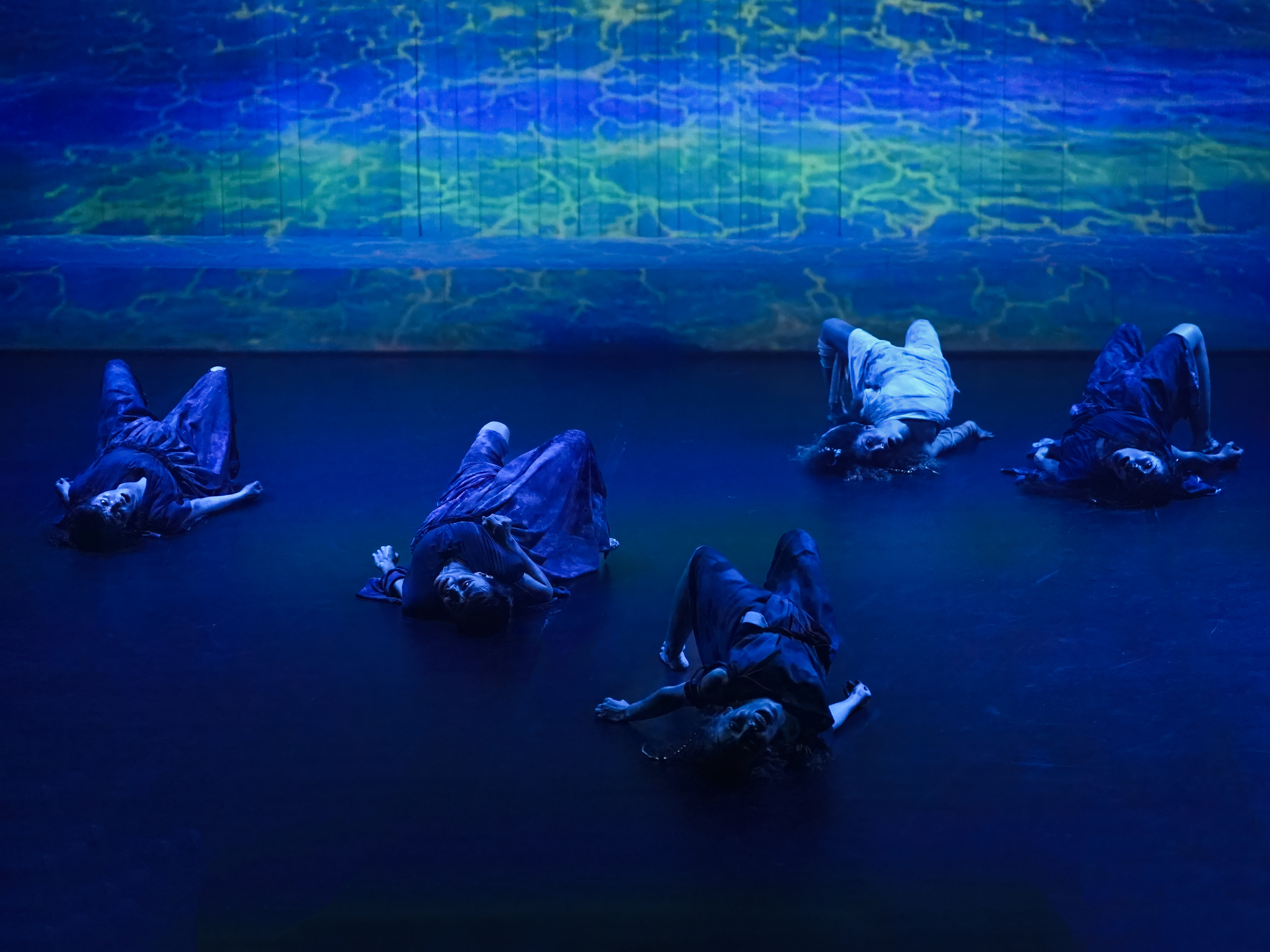 Bir Troya Hikayesi stage scene with ensemble performance