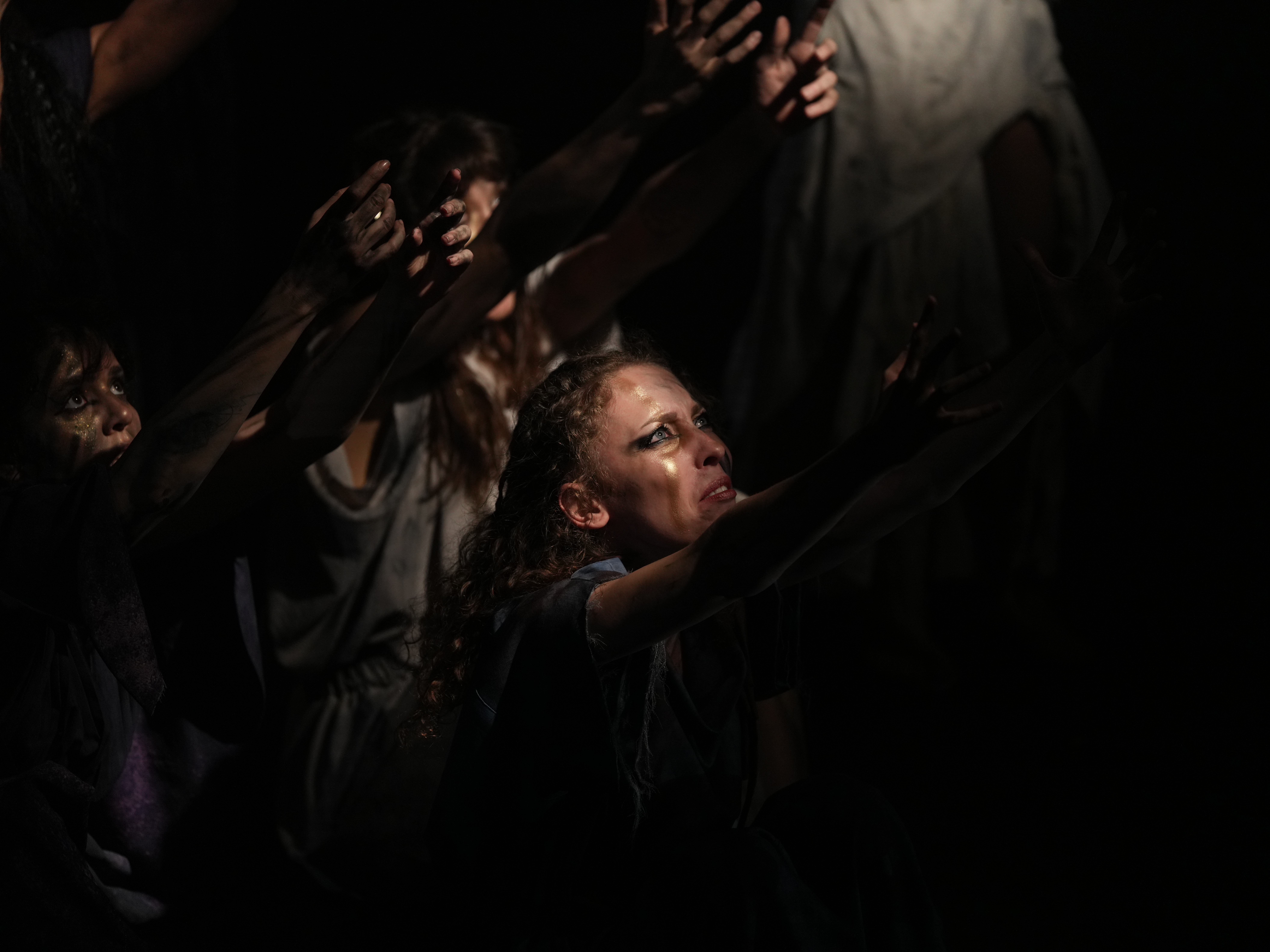 Bir Troya Hikayesi performer group in low-light composition